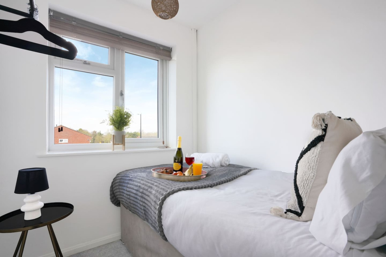 Stylish House • Sleeps 6 • Driveway Parking • Garden • Fast Wifi • Self-Check-In in 132 Blandford Drive - Property image 16 - VivreStays