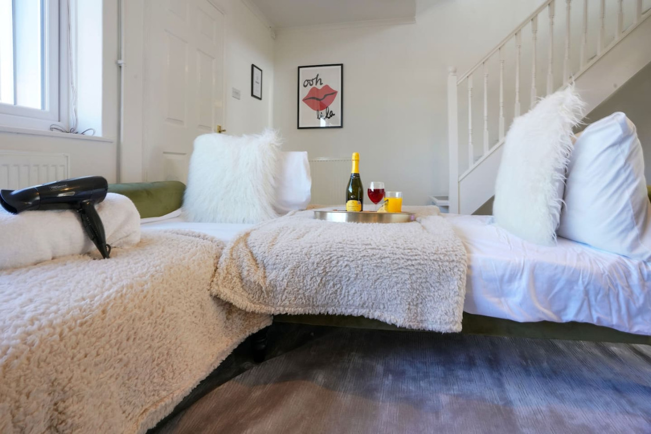 Stylish House • Sleeps 6 • Driveway Parking • Garden • Fast Wifi • Self-Check-In in 132 Blandford Drive - Property image 22 - VivreStays