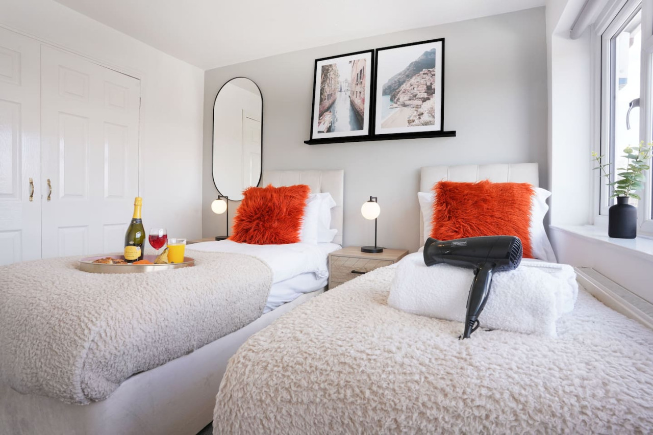 Stylish House • Sleeps 6 • Driveway Parking • Garden • Fast Wifi • Self-Check-In in 132 Blandford Drive - Property image 12 - VivreStays