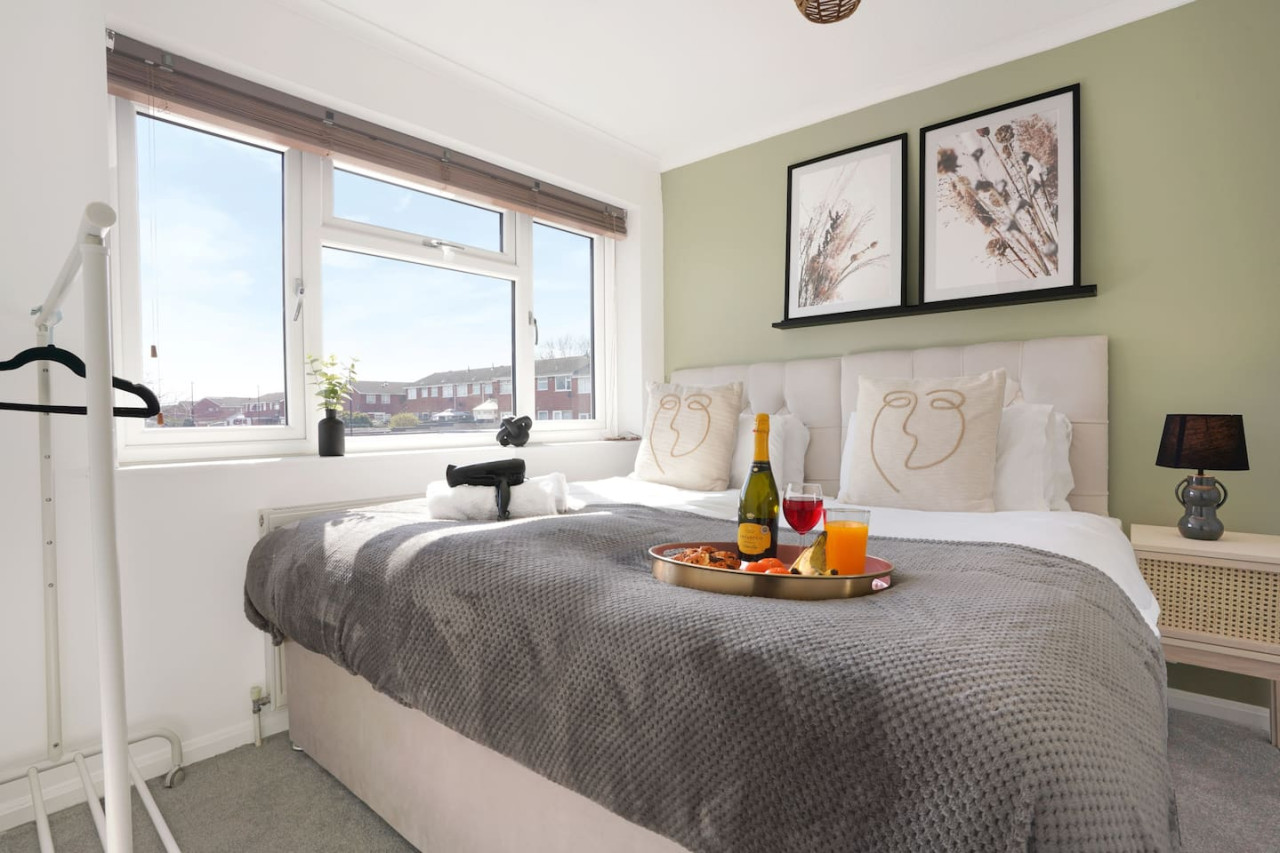 Stylish House • Sleeps 6 • Driveway Parking • Garden • Fast Wifi • Self-Check-In in 132 Blandford Drive - Property image 9 - VivreStays