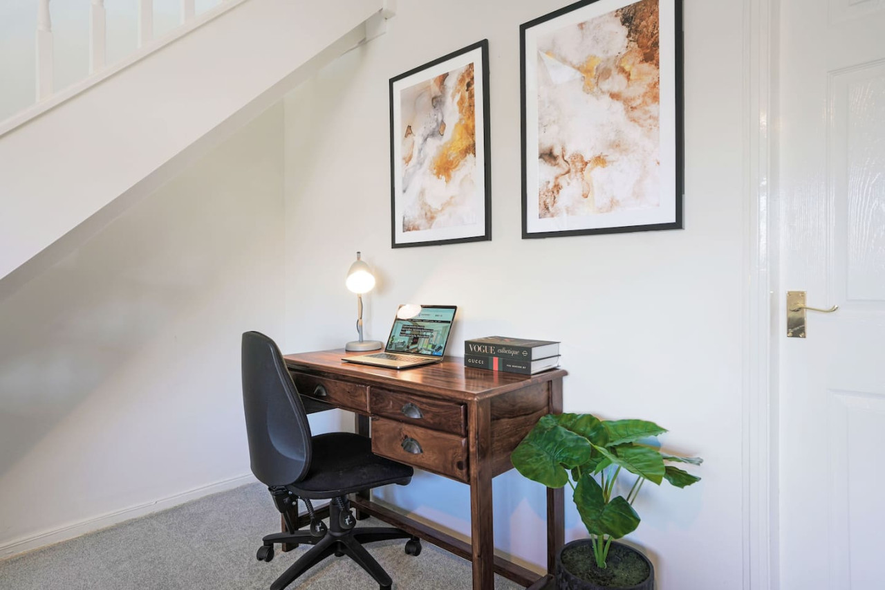 Stylish House • Sleeps 6 • Driveway Parking • Garden • Fast Wifi • Self-Check-In in 132 Blandford Drive - Property image 5 - VivreStays