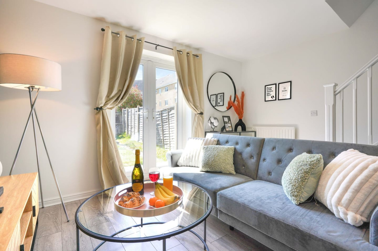 Welcoming House with Free Parking and Fast WiFi in 22 Hutton Close - Property image 15 - VivreStays