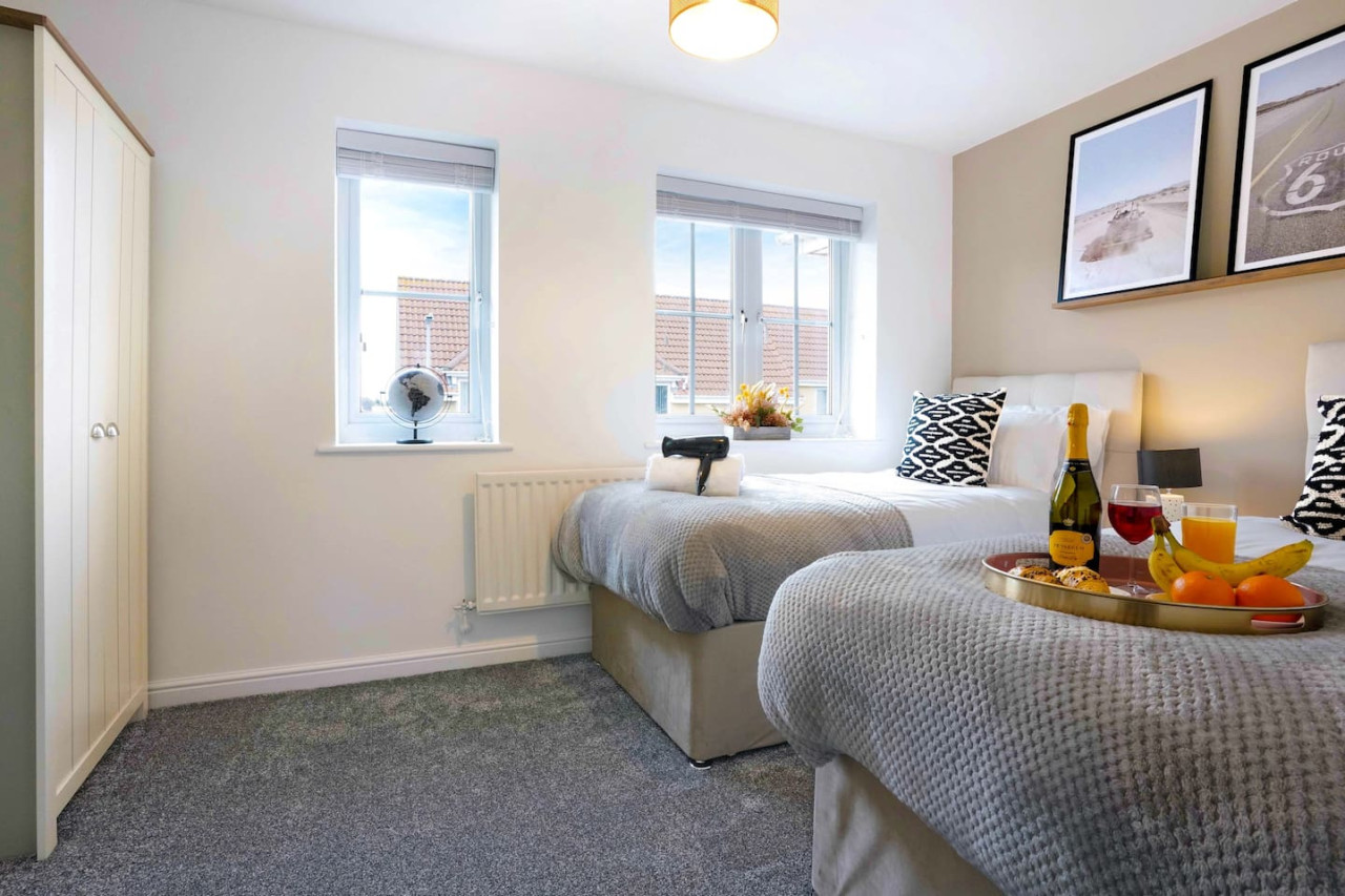 Welcoming House with Free Parking and Fast WiFi in 22 Hutton Close - Property image 3 - VivreStays