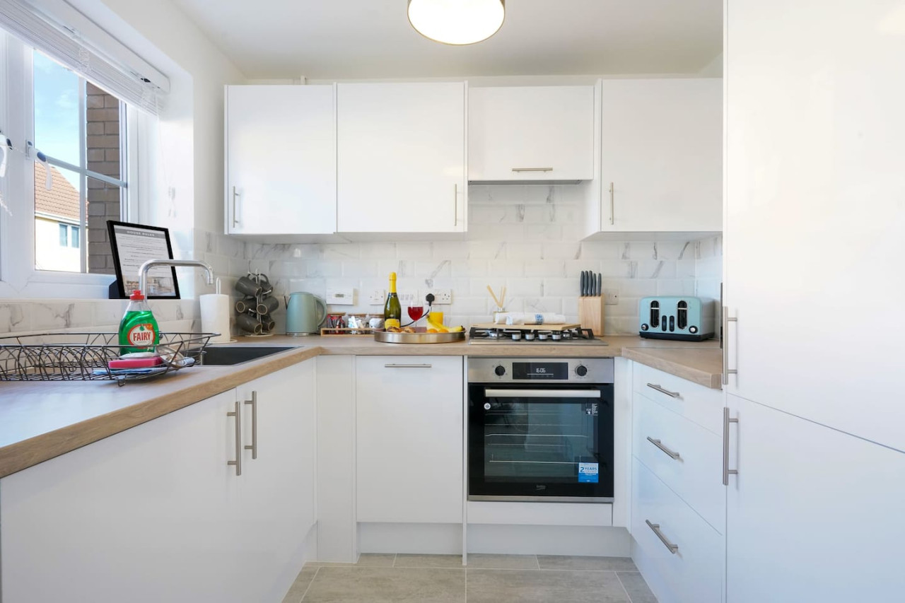 Welcoming House with Free Parking and Fast WiFi in 22 Hutton Close - Property image 21 - VivreStays