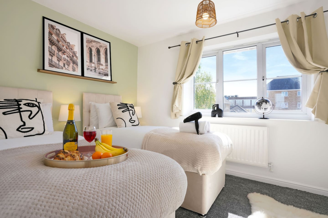 Welcoming House with Free Parking and Fast WiFi in 22 Hutton Close - Property image 6 - VivreStays