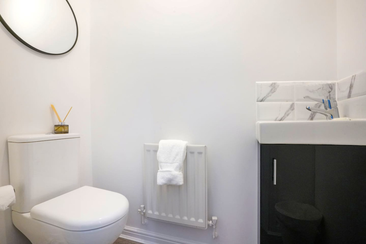Welcoming House with Free Parking and Fast WiFi in 22 Hutton Close - Property image 24 - VivreStays