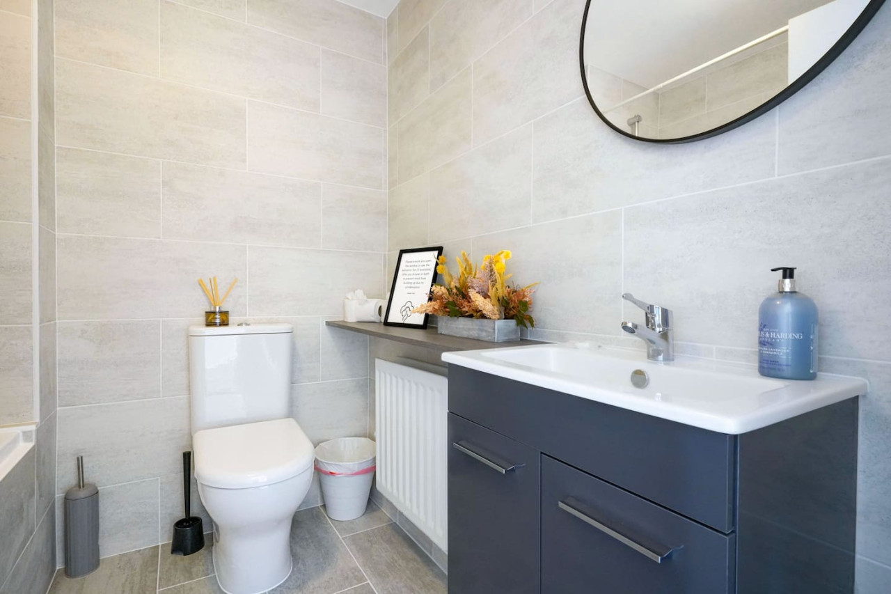 Welcoming House with Free Parking and Fast WiFi in 22 Hutton Close - Property image 12 - VivreStays