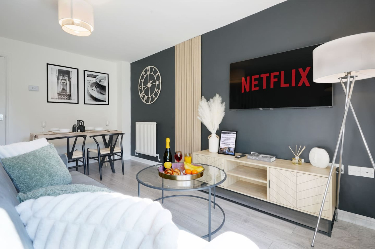 Welcoming House with Free Parking and Fast WiFi in 22 Hutton Close - Property image 17 - VivreStays