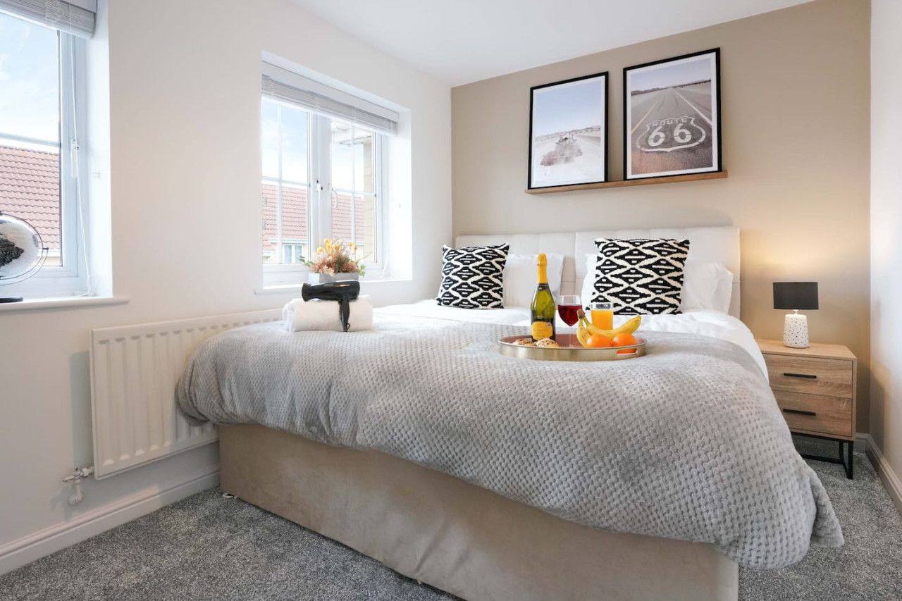 Welcoming House with Free Parking and Fast WiFi in 22 Hutton Close - Property image 4 - VivreStays
