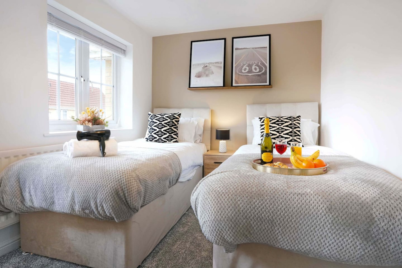 Welcoming House with Free Parking and Fast WiFi in 22 Hutton Close - Property image 2 - VivreStays