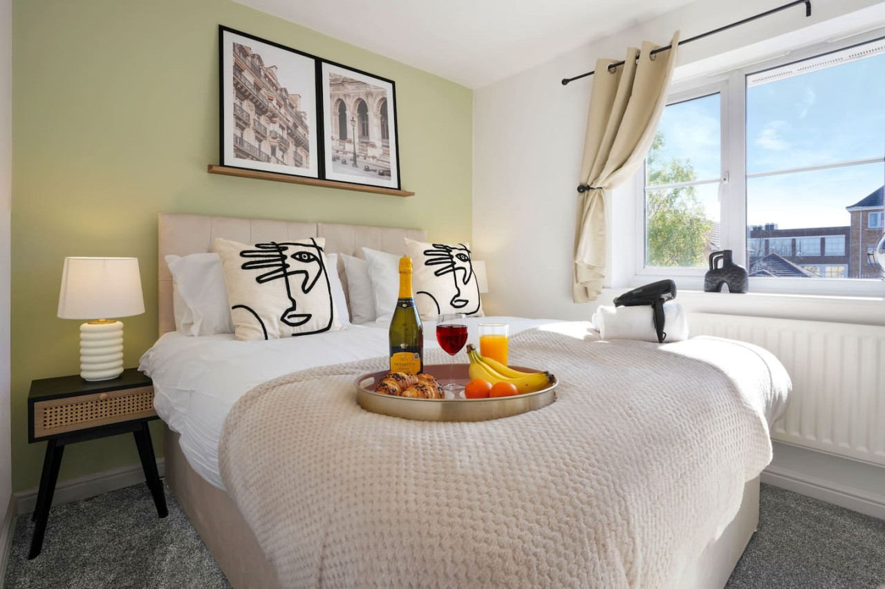 Welcoming House with Free Parking and Fast WiFi in 22 Hutton Close - Property image 8 - VivreStays