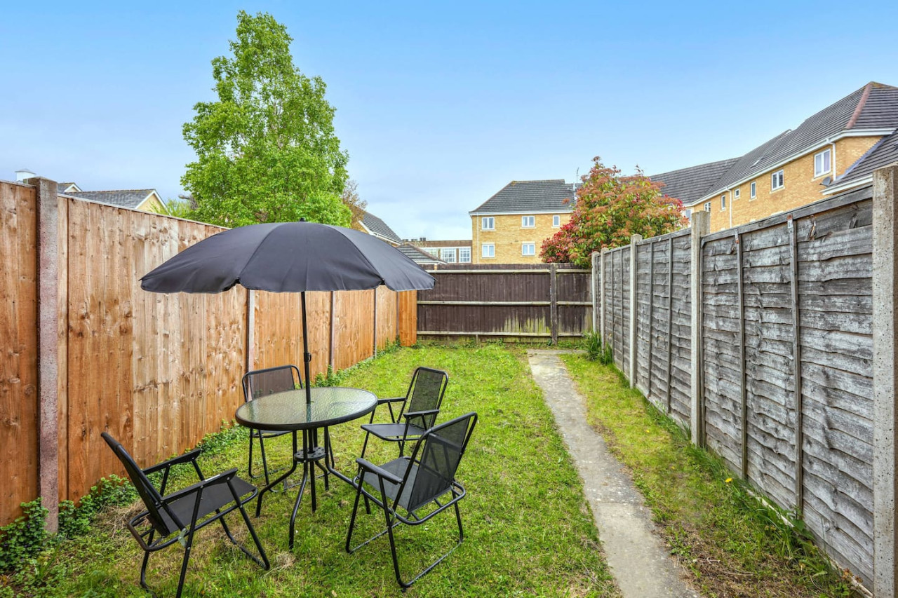Welcoming House with Free Parking and Fast WiFi in 22 Hutton Close - Property image 26 - VivreStays