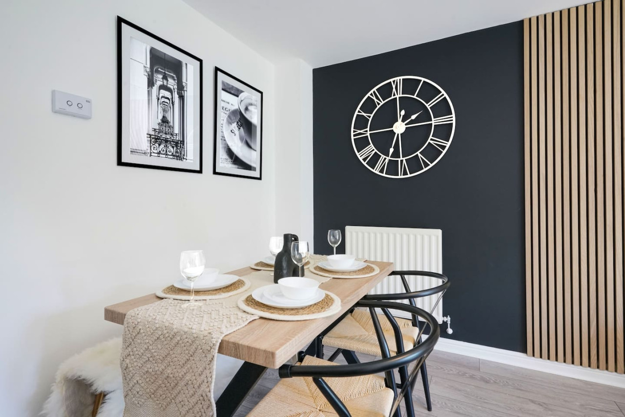 Welcoming House with Free Parking and Fast WiFi in 22 Hutton Close - Property image 18 - VivreStays
