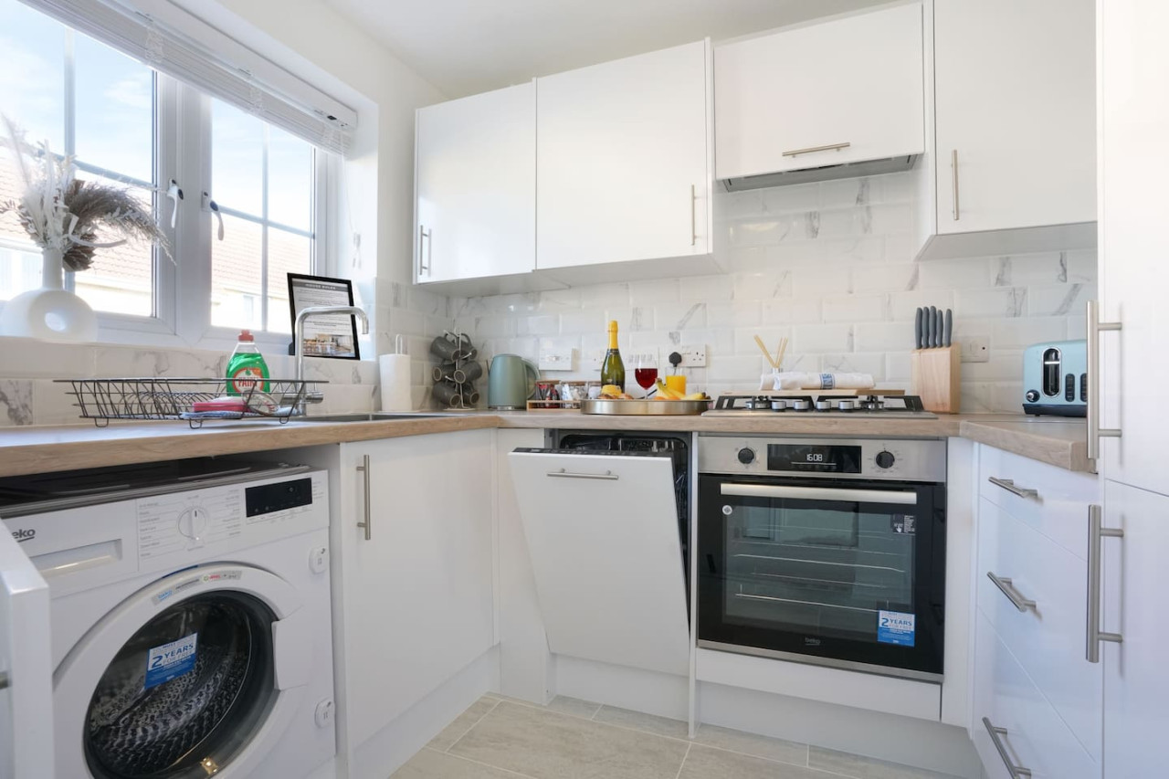 Welcoming House with Free Parking and Fast WiFi in 22 Hutton Close - Property image 22 - VivreStays