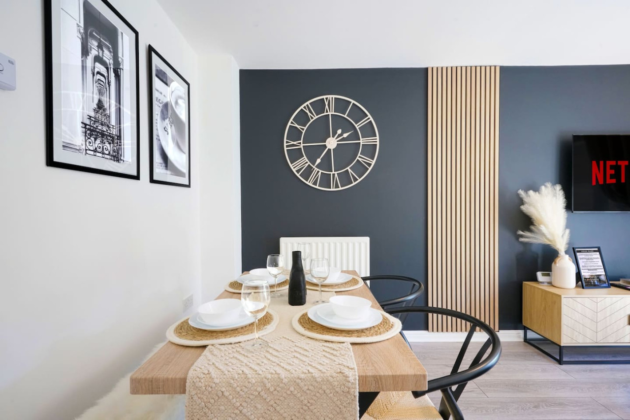 Welcoming House with Free Parking and Fast WiFi in 22 Hutton Close - Property image 19 - VivreStays