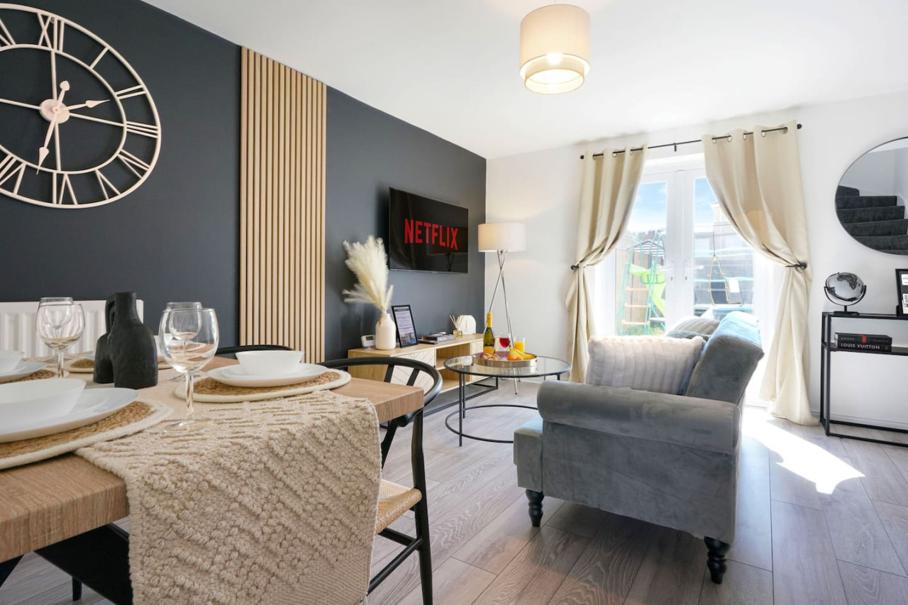 Welcoming House with Free Parking and Fast WiFi in 22 Hutton Close - Property image 14 - VivreStays