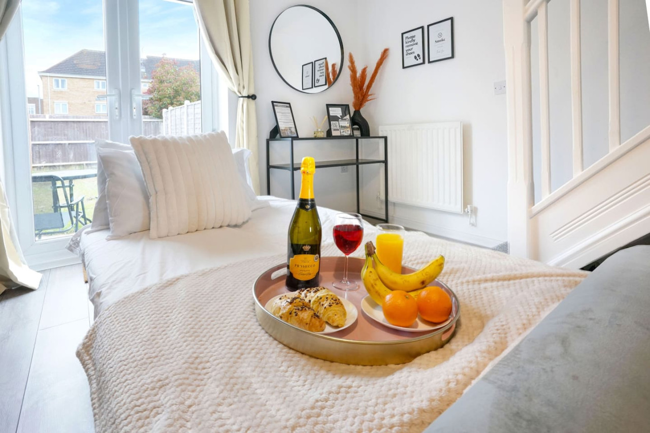 Welcoming House with Free Parking and Fast WiFi in 22 Hutton Close - Property image 25 - VivreStays