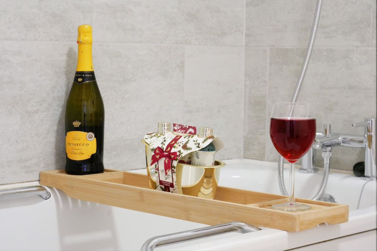 Stylish City Centre Apartment • Free Parking • Self-Check-In • Fast Wifi • SmartTVs in Woolmonger Street Flat 215 The Pinnacle - Property image 23 - VivreStays