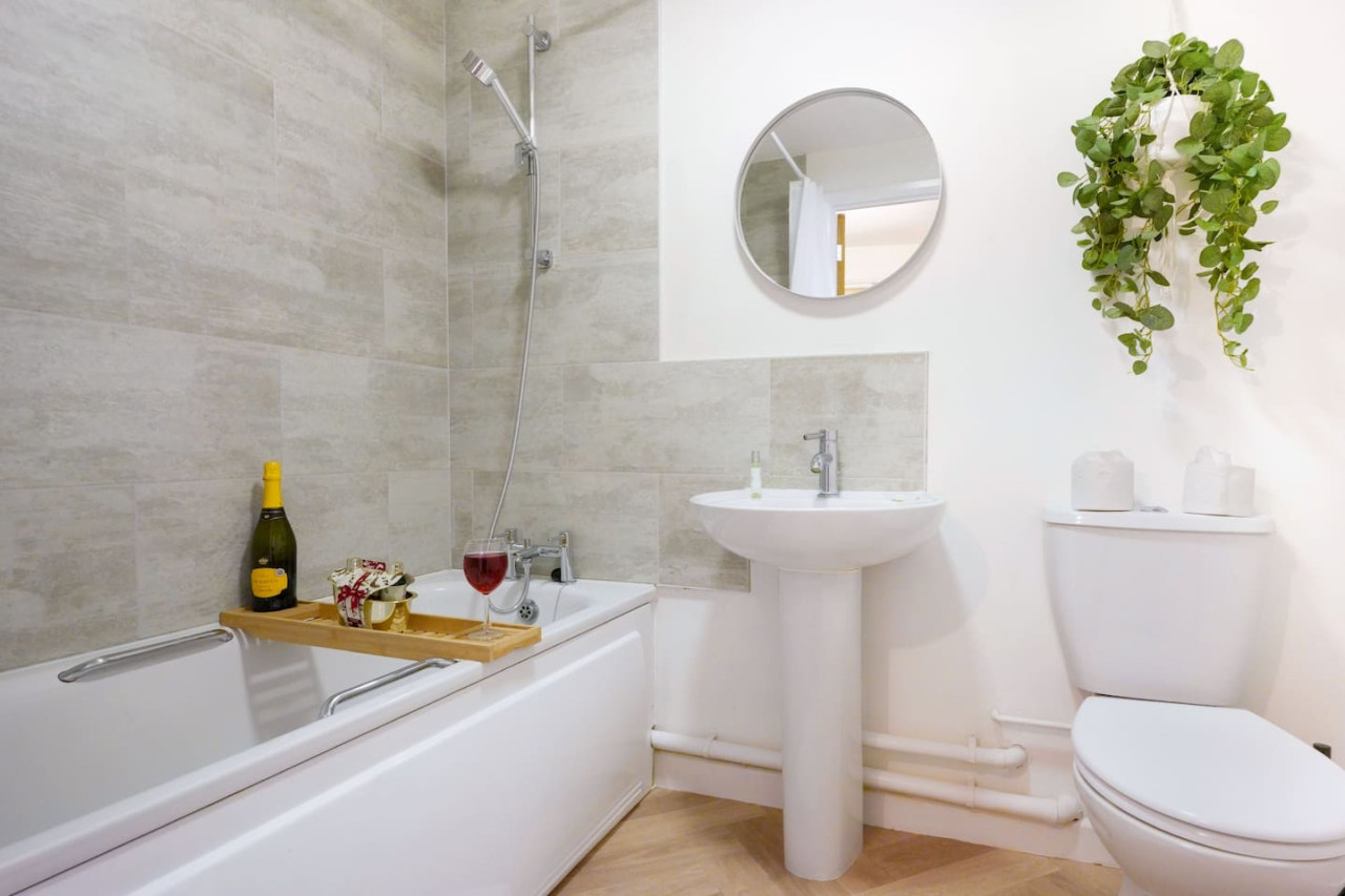 Stylish City Centre Apartment • Free Parking • Self-Check-In • Fast Wifi • SmartTVs in Woolmonger Street Flat 215 The Pinnacle - Property image 9 - VivreStays