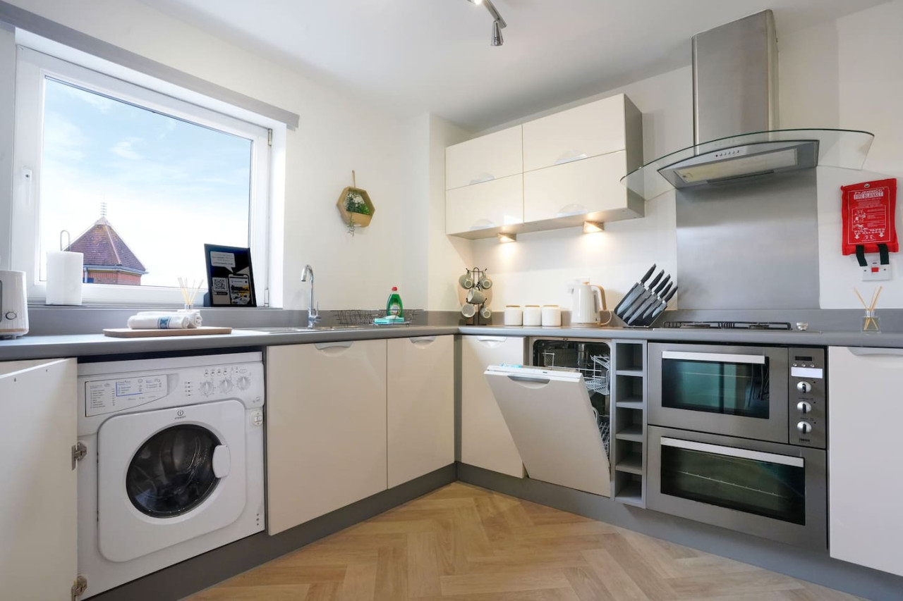 Stylish City Centre Apartment • Free Parking • Self-Check-In • Fast Wifi • SmartTVs in Woolmonger Street Flat 215 The Pinnacle - Property image 18 - VivreStays