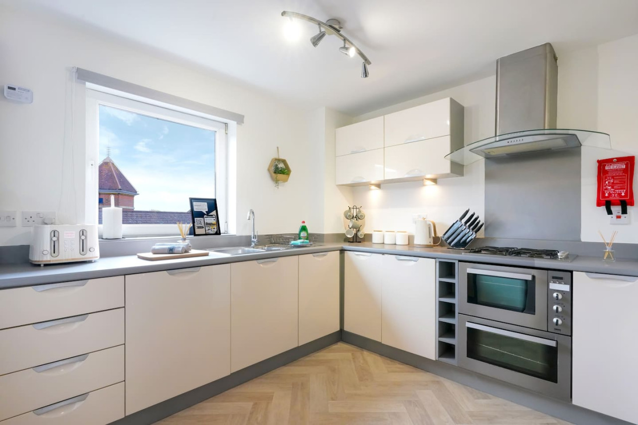 Stylish City Centre Apartment • Free Parking • Self-Check-In • Fast Wifi • SmartTVs in Woolmonger Street Flat 215 The Pinnacle - Property image 17 - VivreStays