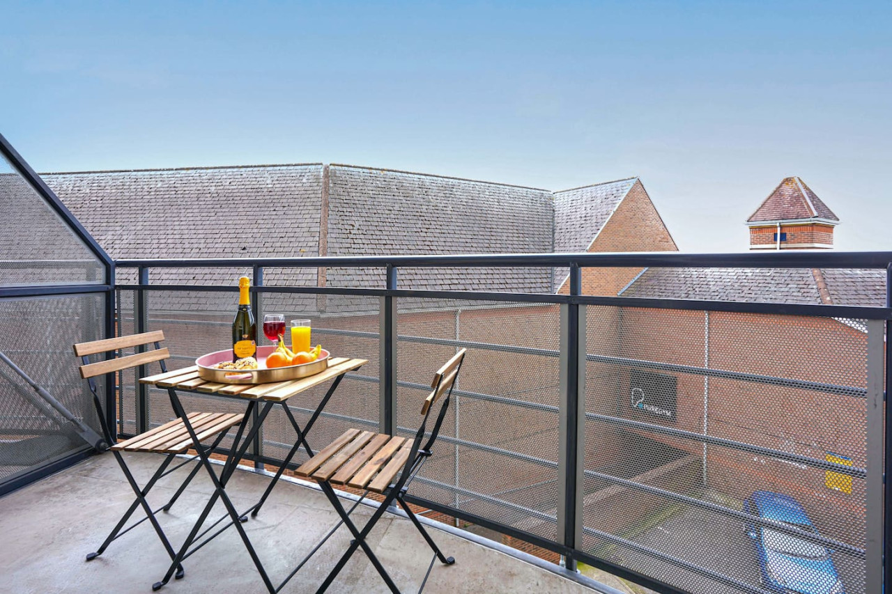 Stylish City Centre Apartment • Free Parking • Self-Check-In • Fast Wifi • SmartTVs in Woolmonger Street Flat 215 The Pinnacle - Property image 21 - VivreStays