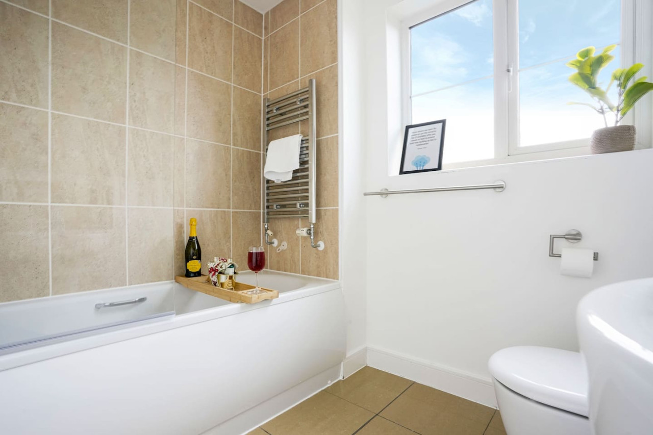 Stylish 6 Bedroom 3.5 Bathroom Detached House • Driveway Parking • Pool Table • Super-Fast Wifi • Smart TVs in 34 Ripley Road - Property image 22 - VivreStays