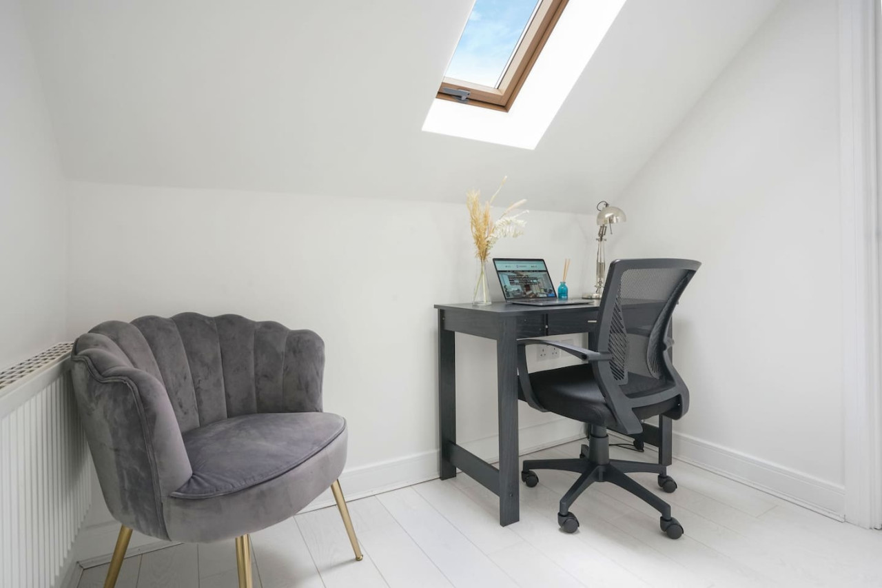 Stylish 6 Bedroom 3.5 Bathroom Detached House • Driveway Parking • Pool Table • Super-Fast Wifi • Smart TVs in 34 Ripley Road - Property image 19 - VivreStays
