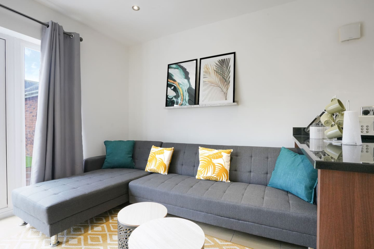 Stylish 6 Bedroom 3.5 Bathroom Detached House • Driveway Parking • Pool Table • Super-Fast Wifi • Smart TVs in 34 Ripley Road - Property image 25 - VivreStays
