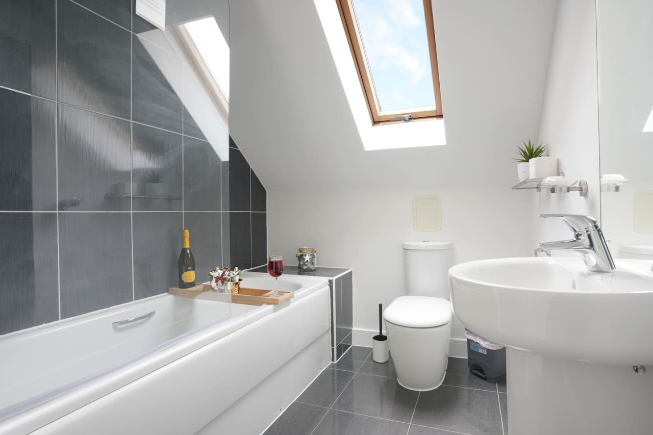 Stylish 6 Bedroom 3.5 Bathroom Detached House • Driveway Parking • Pool Table • Super-Fast Wifi • Smart TVs in 34 Ripley Road - Property image 15 - VivreStays