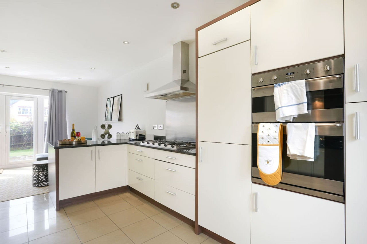 Stylish 6 Bedroom 3.5 Bathroom Detached House • Driveway Parking • Pool Table • Super-Fast Wifi • Smart TVs in 34 Ripley Road - Property image 27 - VivreStays