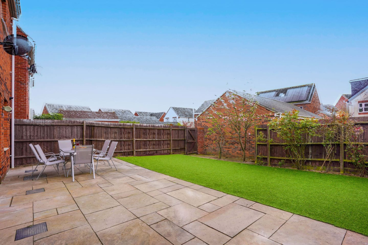 Stylish 6 Bedroom 3.5 Bathroom Detached House • Driveway Parking • Pool Table • Super-Fast Wifi • Smart TVs in 34 Ripley Road - Property image 32 - VivreStays