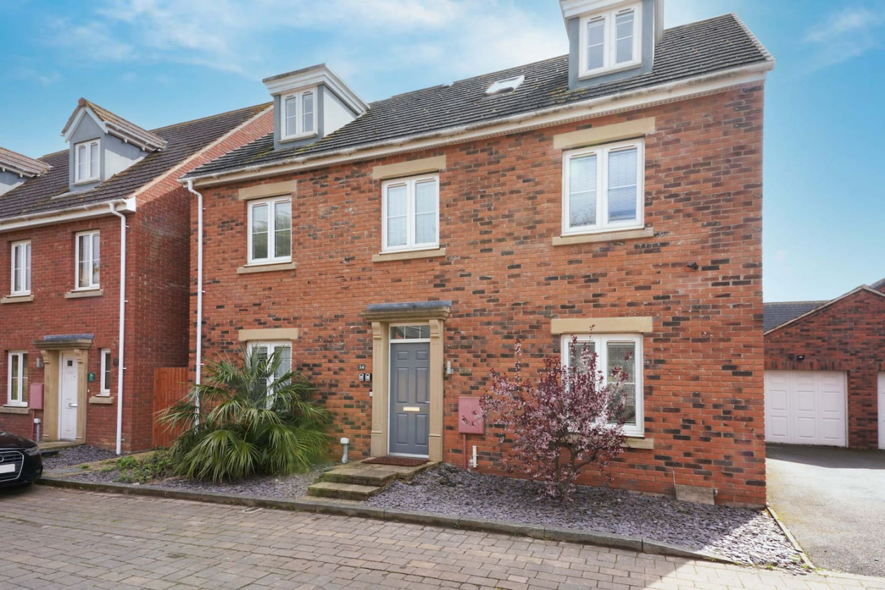Stylish 6 Bedroom 3.5 Bathroom Detached House • Driveway Parking • Pool Table • Super-Fast Wifi • Smart TVs in 34 Ripley Road - Property image 34 - VivreStays