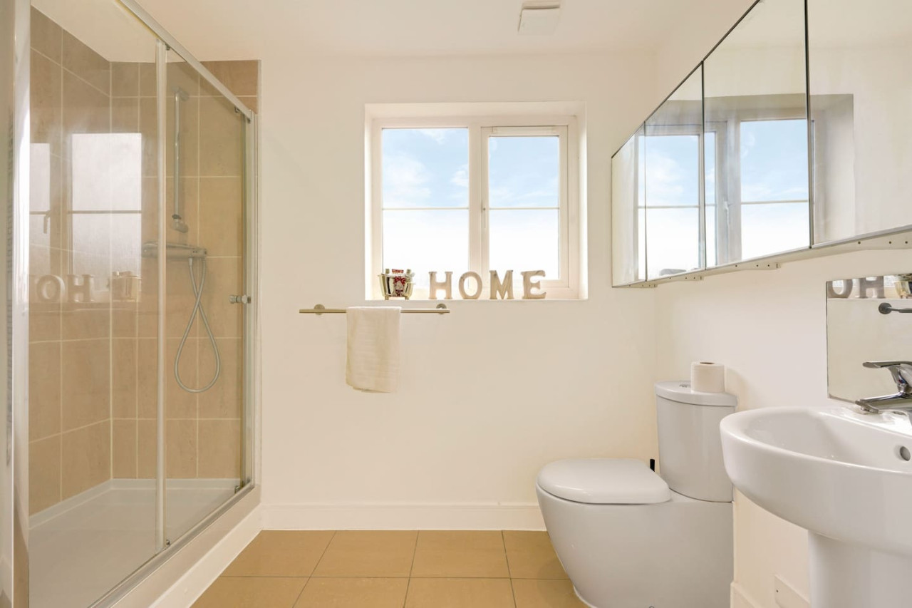 Stylish 6 Bedroom 3.5 Bathroom Detached House • Driveway Parking • Pool Table • Super-Fast Wifi • Smart TVs in 34 Ripley Road - Property image 5 - VivreStays