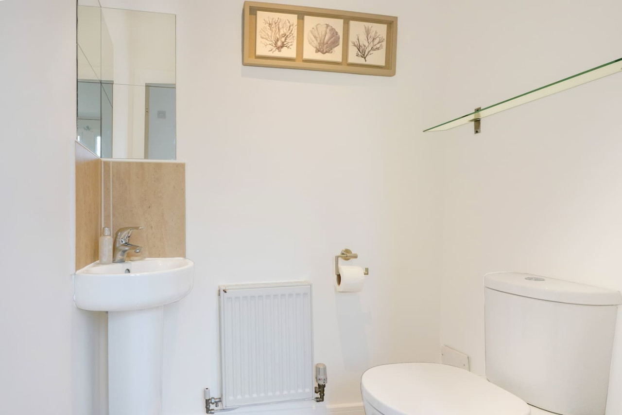 Stylish 6 Bedroom 3.5 Bathroom Detached House • Driveway Parking • Pool Table • Super-Fast Wifi • Smart TVs in 34 Ripley Road - Property image 30 - VivreStays