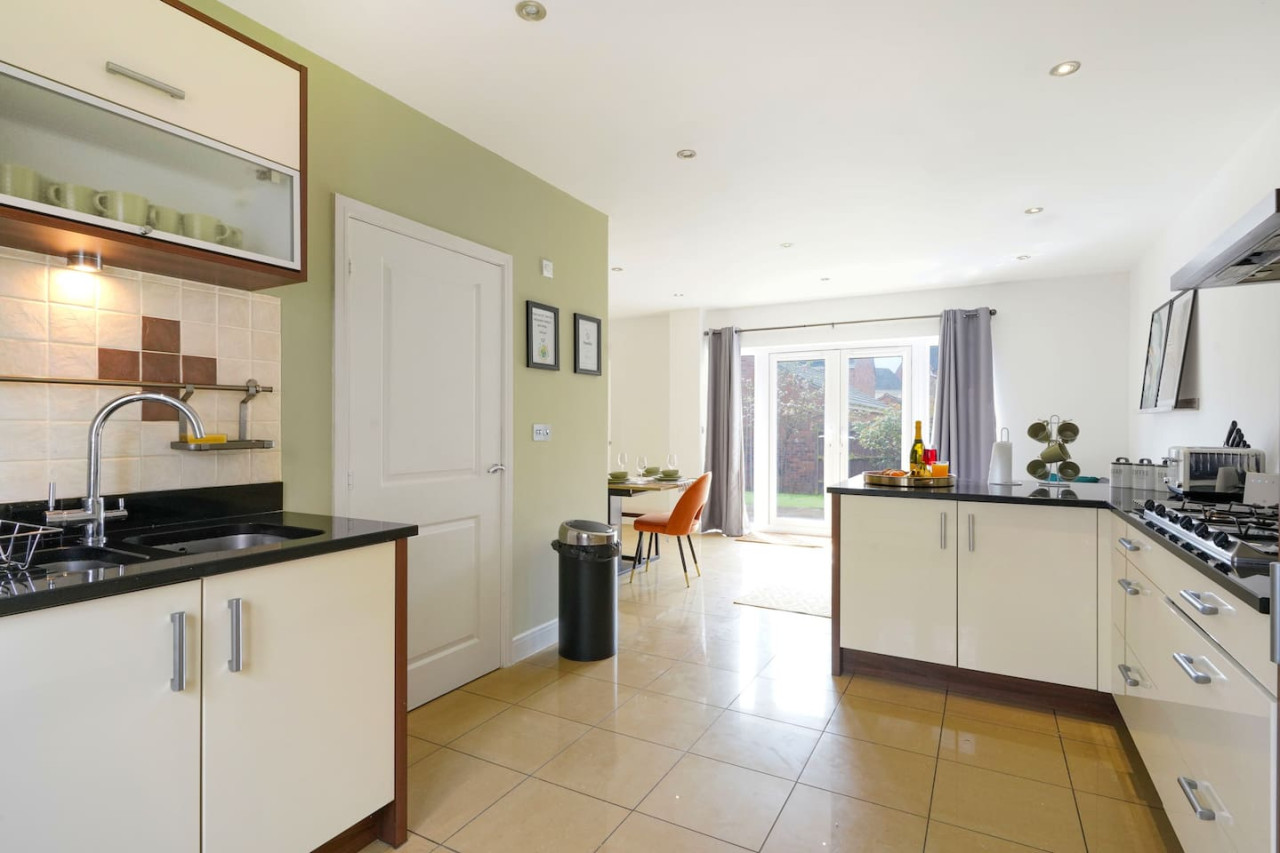 Stylish 6 Bedroom 3.5 Bathroom Detached House • Driveway Parking • Pool Table • Super-Fast Wifi • Smart TVs in 34 Ripley Road - Property image 28 - VivreStays