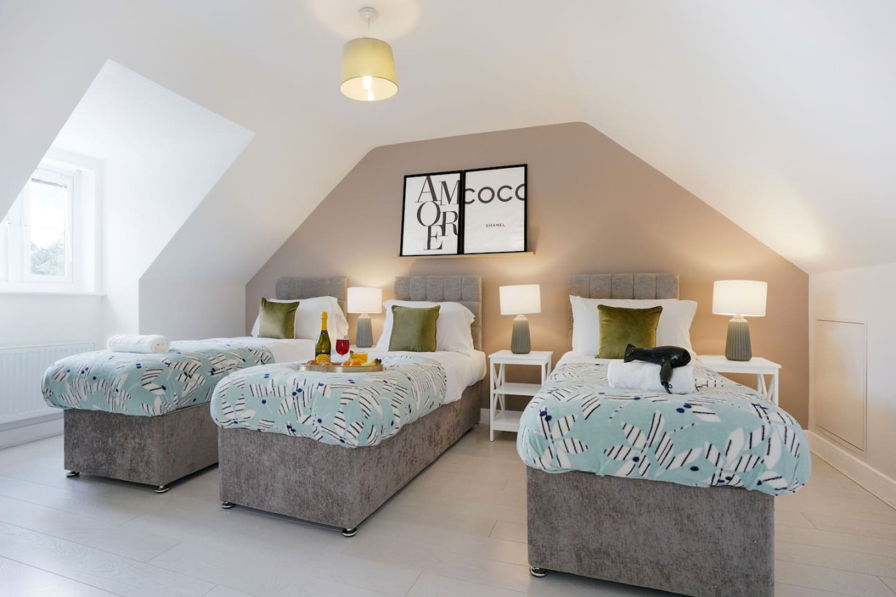 Stylish 6 Bedroom 3.5 Bathroom Detached House • Driveway Parking • Pool Table • Super-Fast Wifi • Smart TVs in 34 Ripley Road - Property image 17 - VivreStays