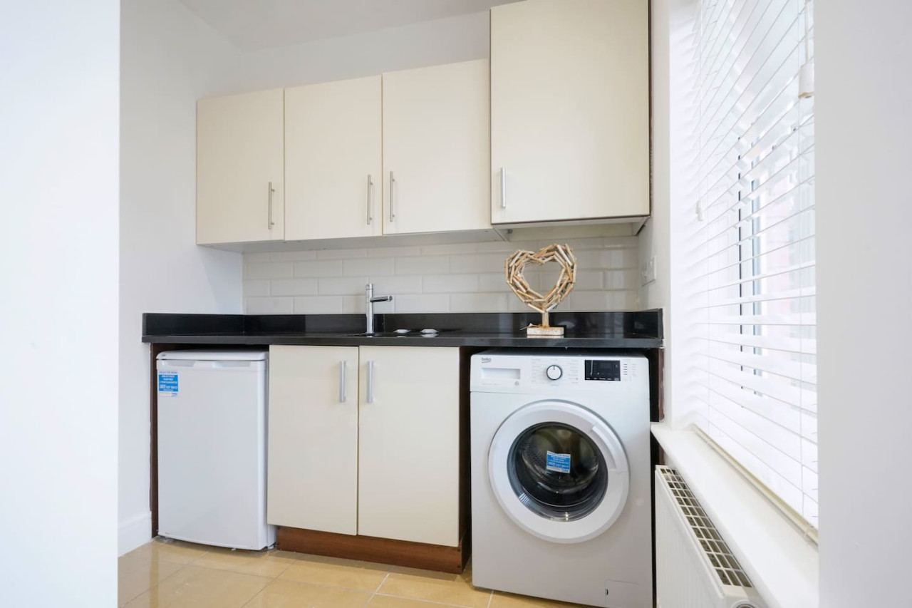 Stylish 6 Bedroom 3.5 Bathroom Detached House • Driveway Parking • Pool Table • Super-Fast Wifi • Smart TVs in 34 Ripley Road - Property image 31 - VivreStays