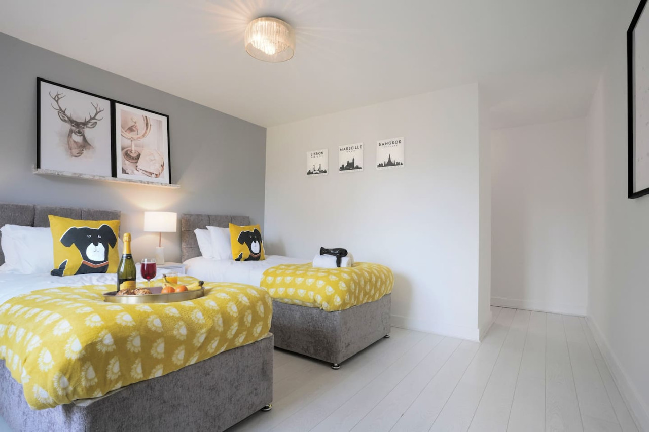 Stylish 6 Bedroom 3.5 Bathroom Detached House • Driveway Parking • Pool Table • Super-Fast Wifi • Smart TVs in 34 Ripley Road - Property image 2 - VivreStays