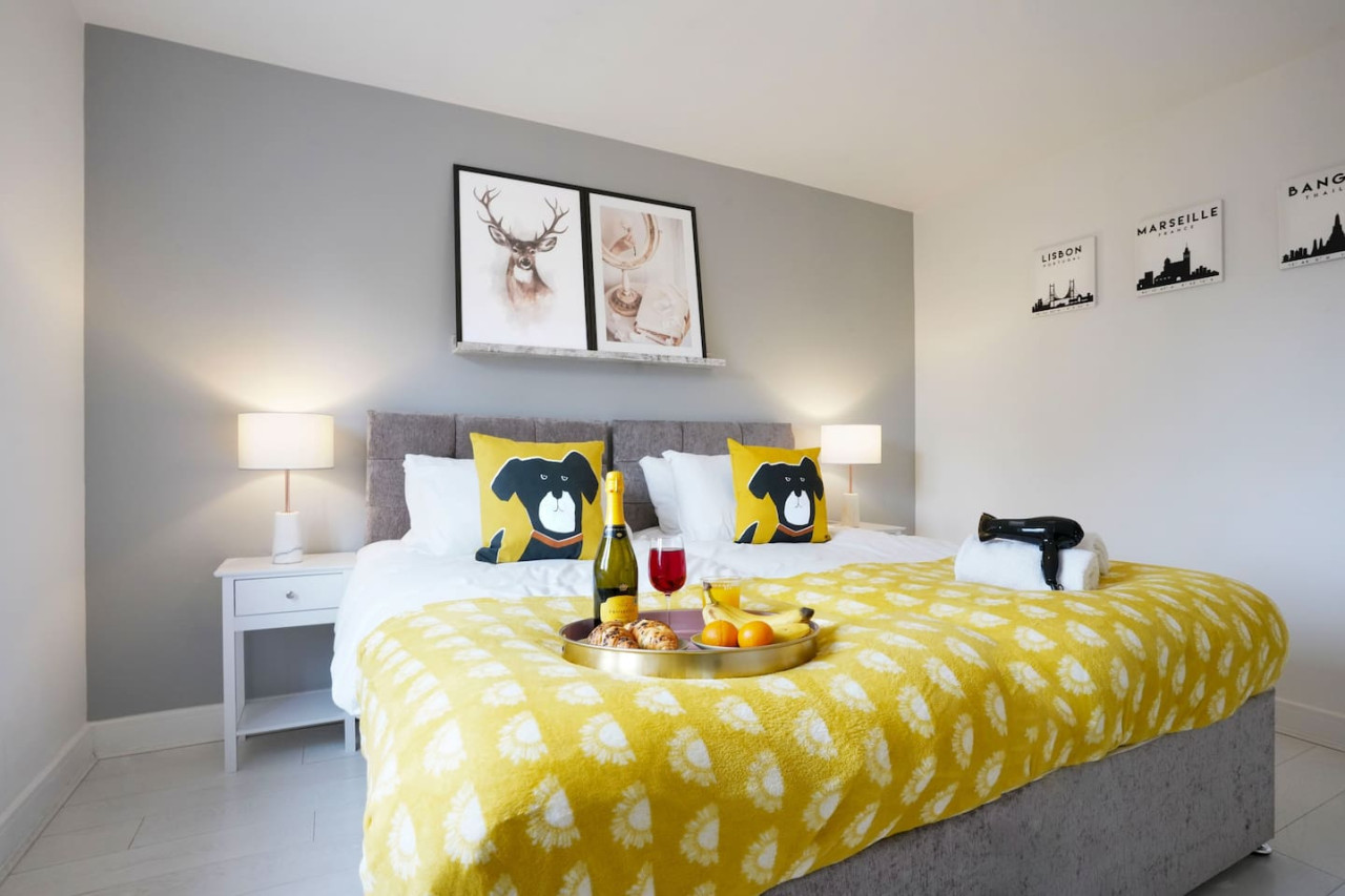 Stylish 6 Bedroom 3.5 Bathroom Detached House • Driveway Parking • Pool Table • Super-Fast Wifi • Smart TVs in 34 Ripley Road - Property image 3 - VivreStays