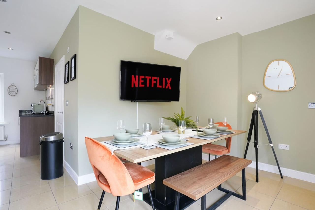 Stylish 6 Bedroom 3.5 Bathroom Detached House • Driveway Parking • Pool Table • Super-Fast Wifi • Smart TVs in 34 Ripley Road - Property image 24 - VivreStays