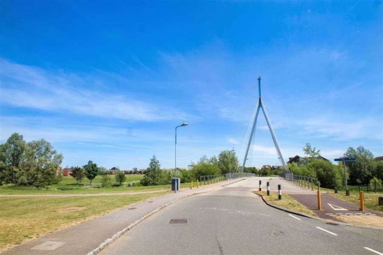 Stylish 6 Bedroom 3.5 Bathroom Detached House • Driveway Parking • Pool Table • Super-Fast Wifi • Smart TVs in 34 Ripley Road - Property image 37 - VivreStays