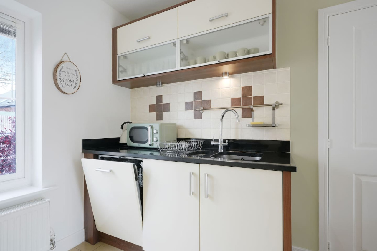 Stylish 6 Bedroom 3.5 Bathroom Detached House • Driveway Parking • Pool Table • Super-Fast Wifi • Smart TVs in 34 Ripley Road - Property image 29 - VivreStays
