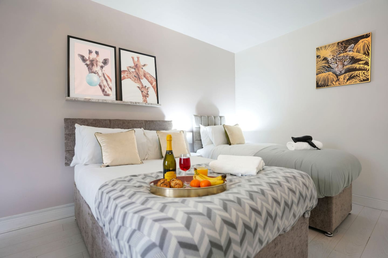 Stylish 6 Bedroom 3.5 Bathroom Detached House • Driveway Parking • Pool Table • Super-Fast Wifi • Smart TVs in 34 Ripley Road - Property image 21 - VivreStays