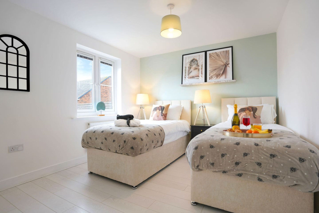 Stylish 6 Bedroom 3.5 Bathroom Detached House • Driveway Parking • Pool Table • Super-Fast Wifi • Smart TVs in 34 Ripley Road - Property image 6 - VivreStays
