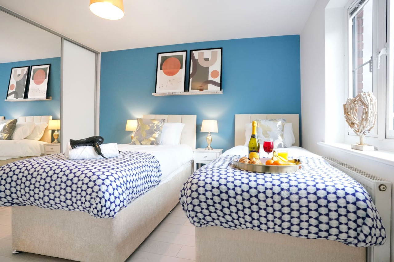 Stylish 6 Bedroom 3.5 Bathroom Detached House • Driveway Parking • Pool Table • Super-Fast Wifi • Smart TVs in 34 Ripley Road - Property image 10 - VivreStays