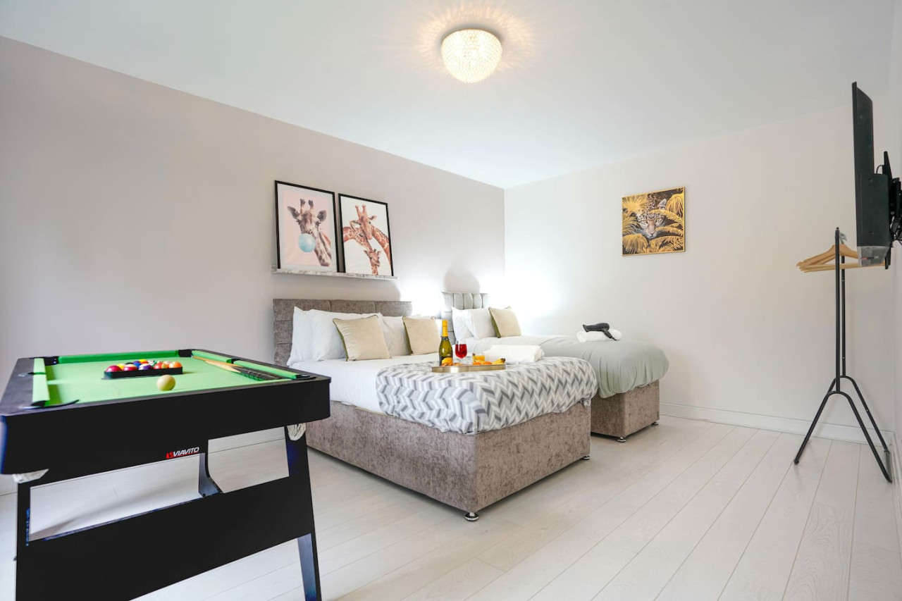 Stylish 6 Bedroom 3.5 Bathroom Detached House • Driveway Parking • Pool Table • Super-Fast Wifi • Smart TVs in 34 Ripley Road - Property image 20 - VivreStays