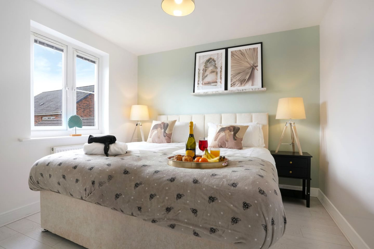 Stylish 6 Bedroom 3.5 Bathroom Detached House • Driveway Parking • Pool Table • Super-Fast Wifi • Smart TVs in 34 Ripley Road - Property image 8 - VivreStays
