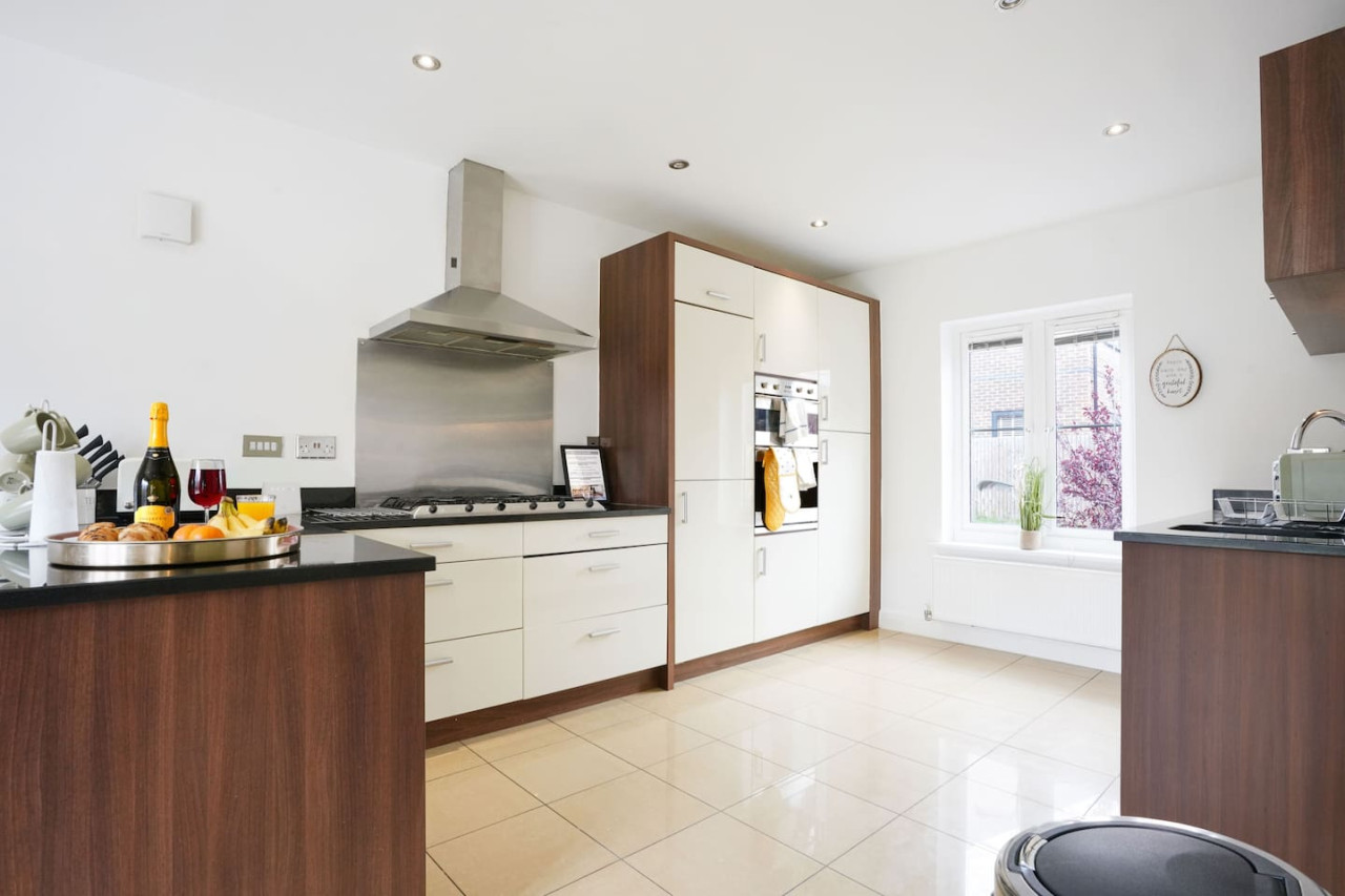 Stylish 6 Bedroom 3.5 Bathroom Detached House • Driveway Parking • Pool Table • Super-Fast Wifi • Smart TVs in 34 Ripley Road - Property image 26 - VivreStays