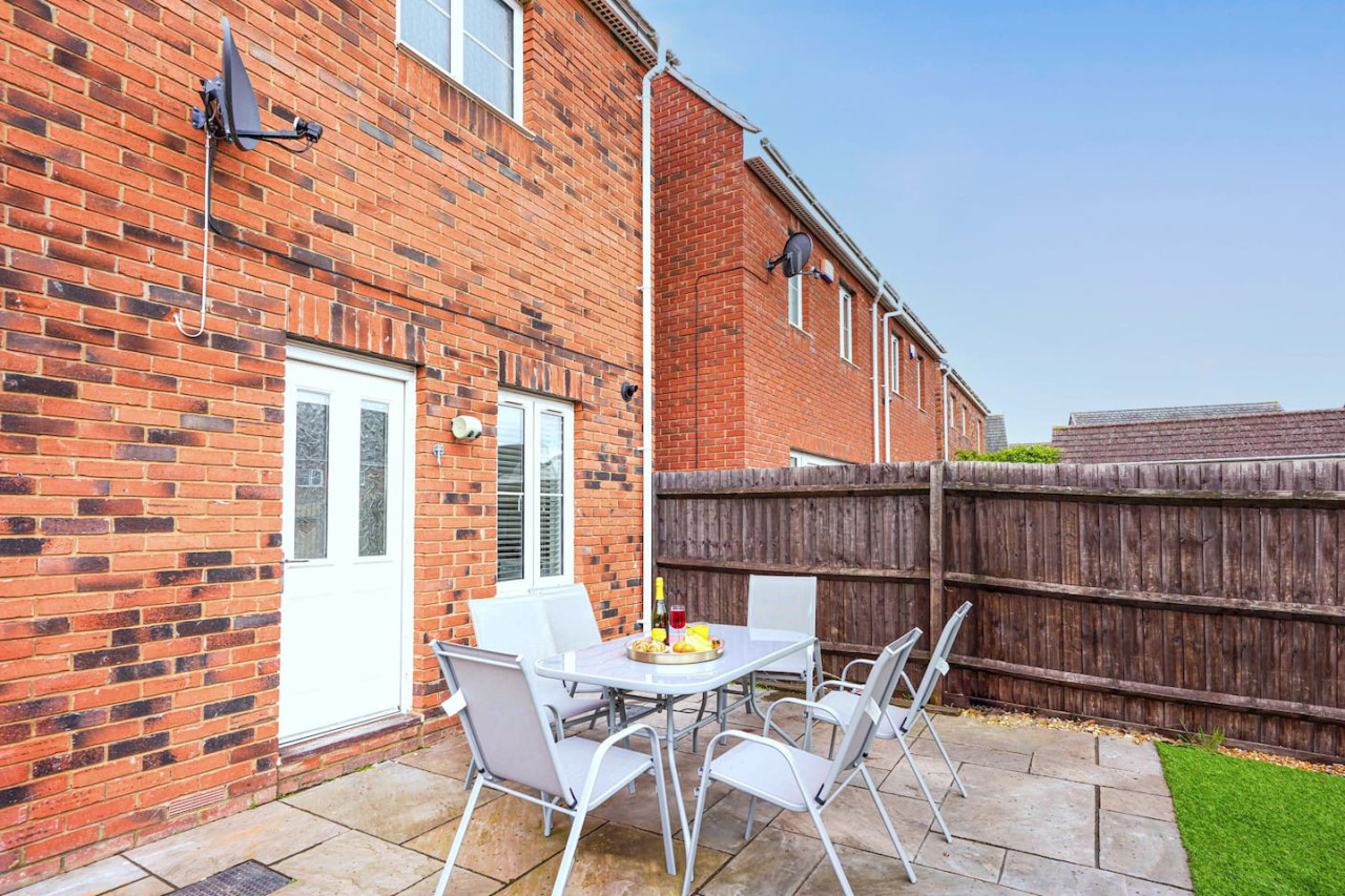 Stylish 6 Bedroom 3.5 Bathroom Detached House • Driveway Parking • Pool Table • Super-Fast Wifi • Smart TVs in 34 Ripley Road - Property image 33 - VivreStays